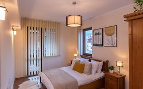 Charming Ski Apartments Near Gondola & Bar Street, Cedar Lodge 1 Complex
